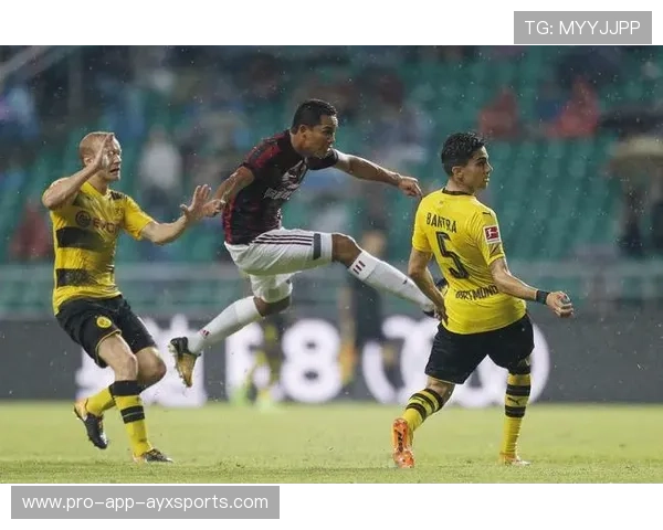 AC米兰内线直塞翻开对方盲区