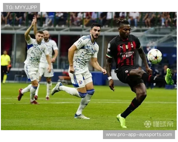 AC米兰边路下底回传形成绝佳射门点 AC米兰边路下底回传形成绝佳射门点