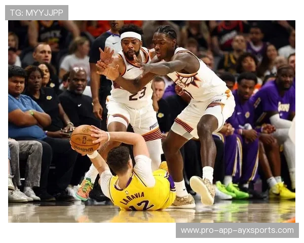 NBA湖人末节连续抓住错位机会,进攻流畅度急速提升