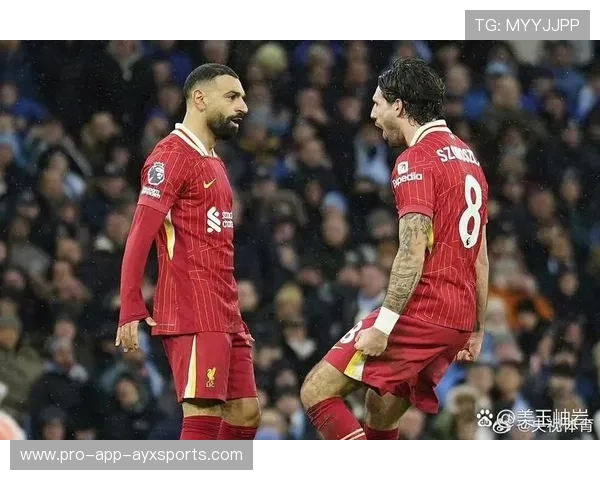 利物浦围攻禁区右侧，萨拉赫外脚背打门稍偏